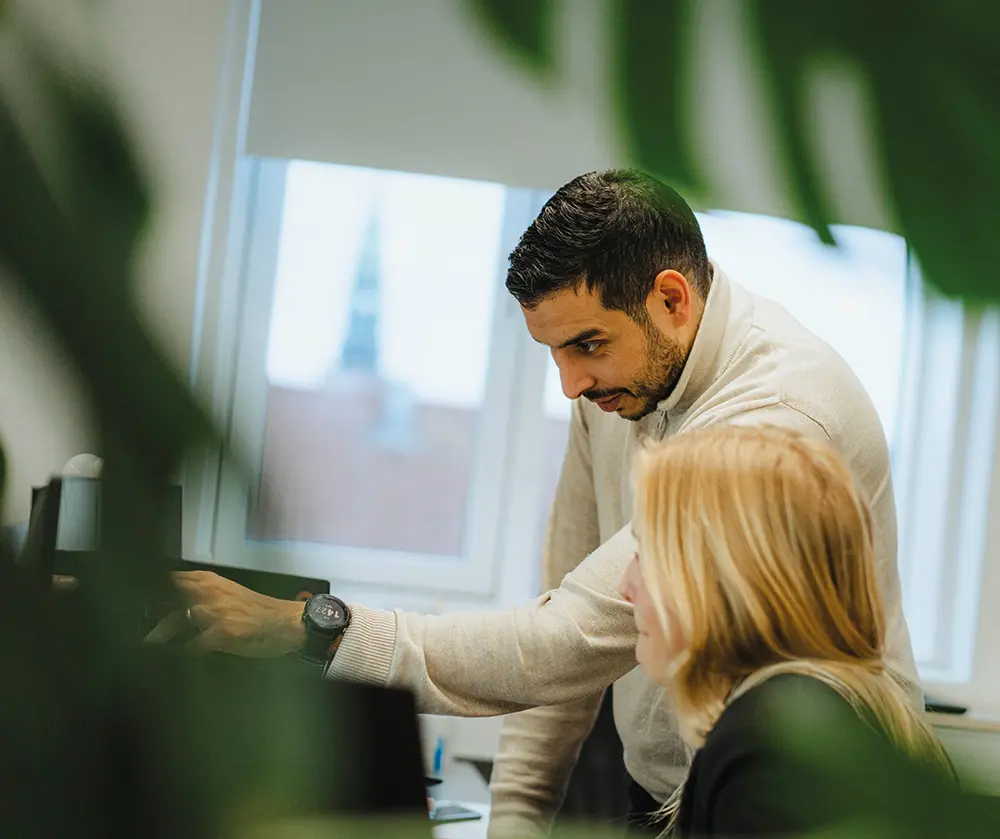 Josef viser noget på en pc skærm