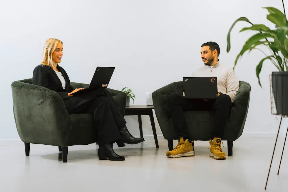 Anna og Josef i mødelokale